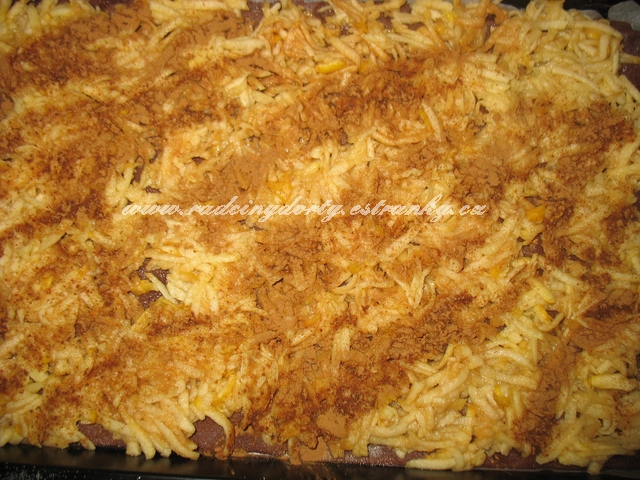 Tmavé těsto,jablka